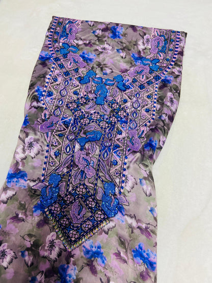 This new digital silk features an intricate design with six original scalloped bezels