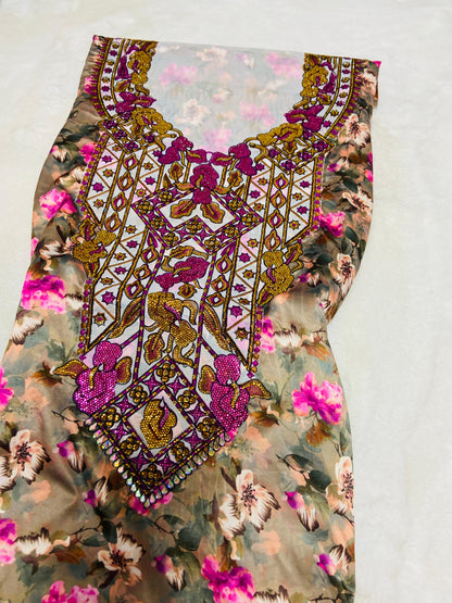 This new digital silk features an intricate design with six original scalloped bezels