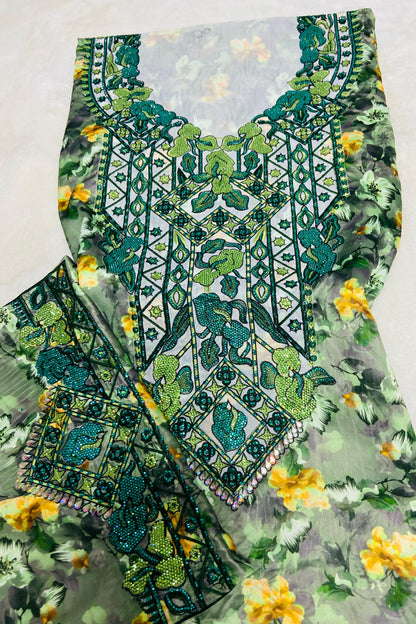 This new digital silk features an intricate design with six original scalloped bezels
