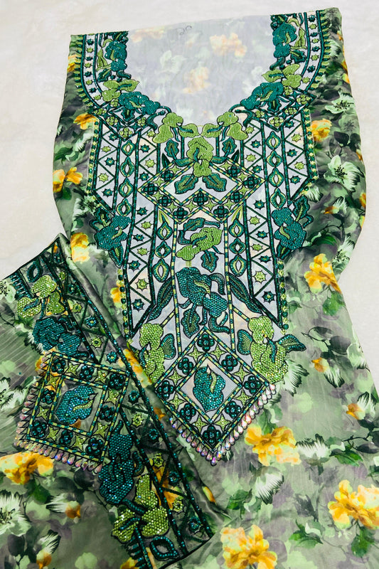 This new digital silk features an intricate design with six original scalloped bezels