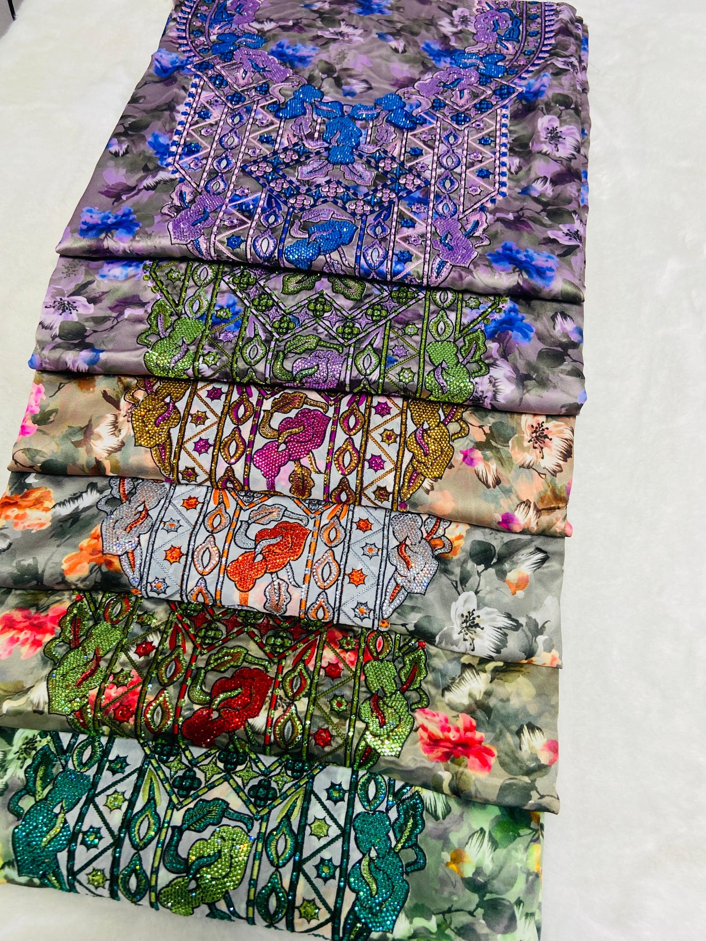 This new digital silk features an intricate design with six original scalloped bezels