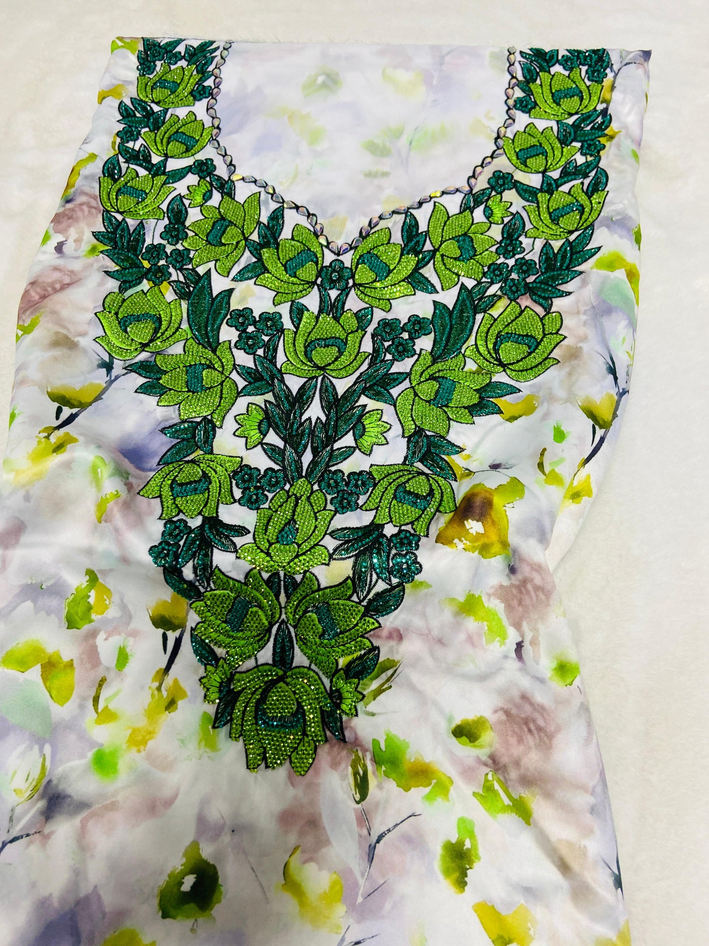 This new digital silk features an intricate design with six original scalloped bezels
