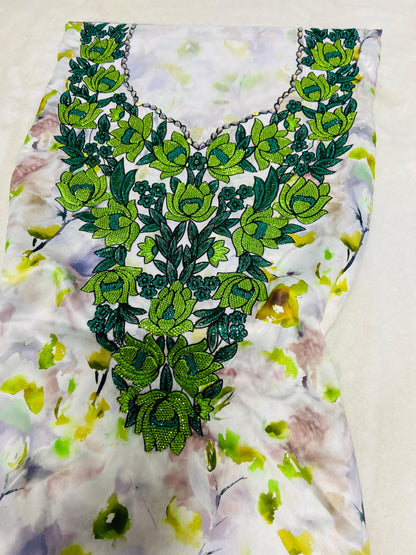 This new digital silk features an intricate design with six original scalloped bezels