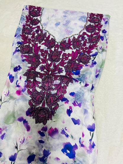 This new digital silk features an intricate design with six original scalloped bezels