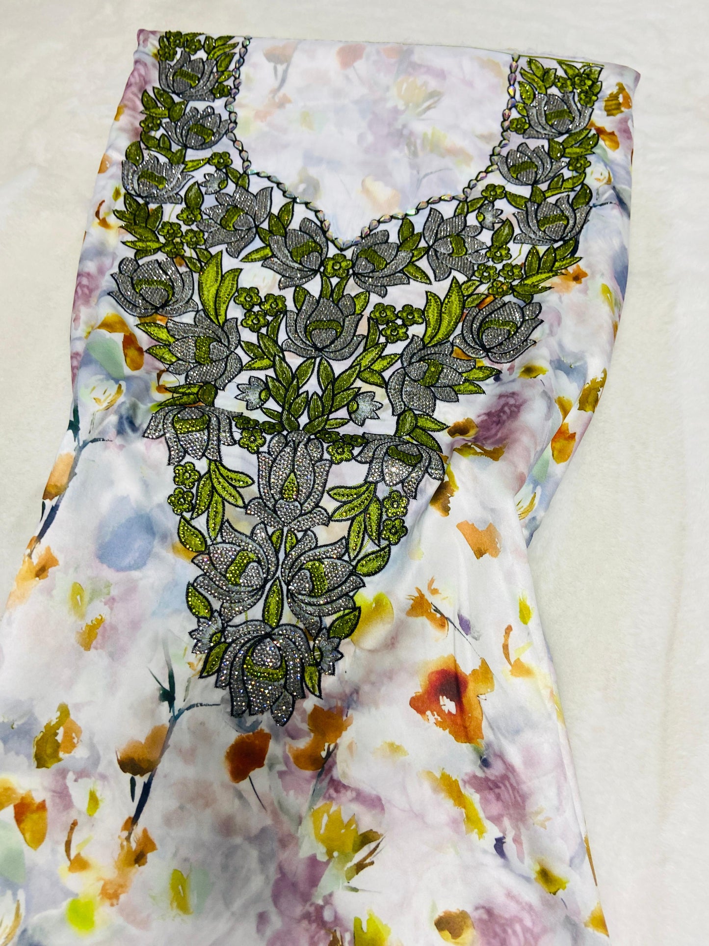 This new digital silk features an intricate design with six original scalloped bezels
