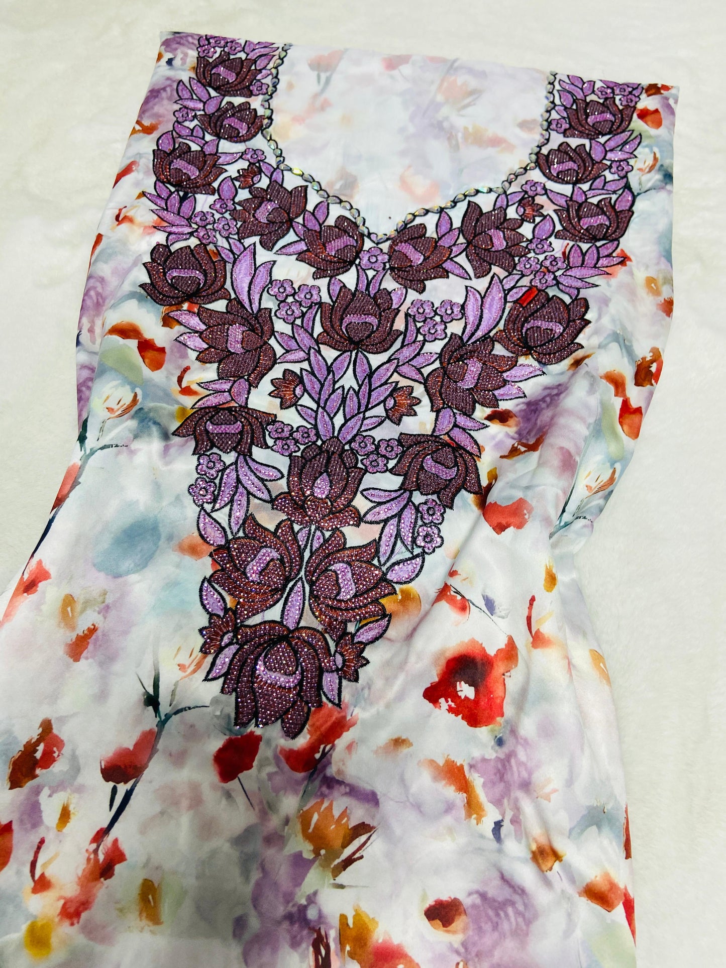 This new digital silk features an intricate design with six original scalloped bezels