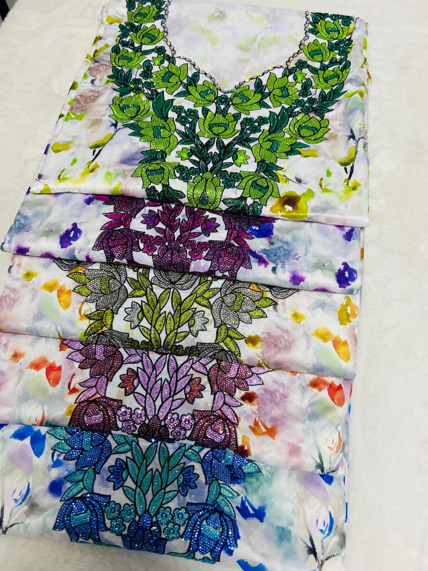 This new digital silk features an intricate design with six original scalloped bezels