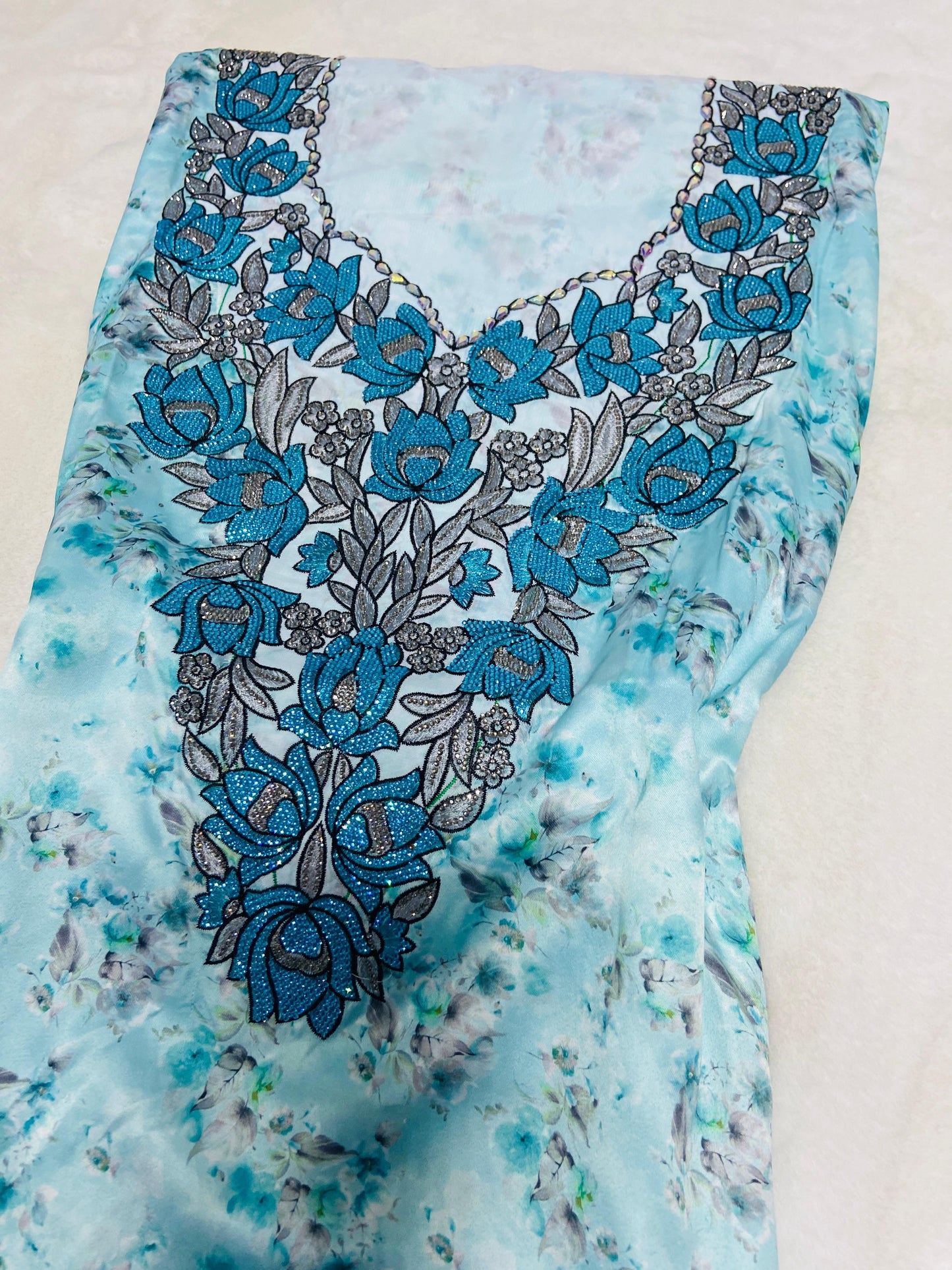 This new digital silk features an intricate design with six original scalloped bezels,