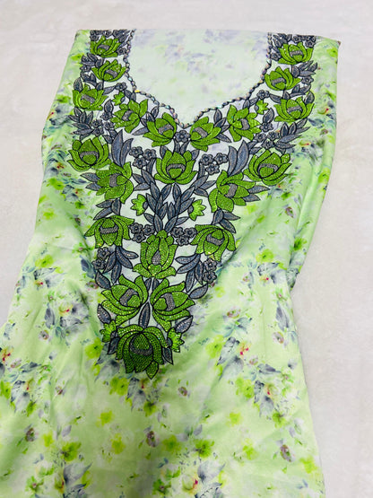 This new digital silk features an intricate design with six original scalloped bezels,