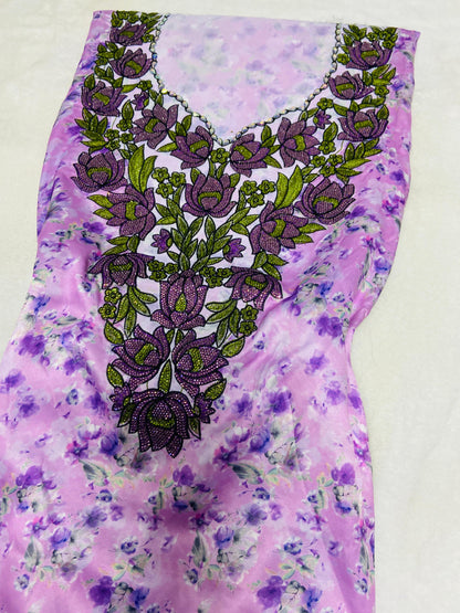 This new digital silk features an intricate design with six original scalloped bezels,