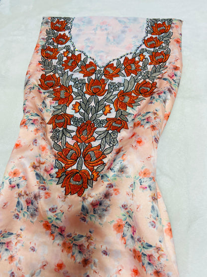 This new digital silk features an intricate design with six original scalloped bezels,