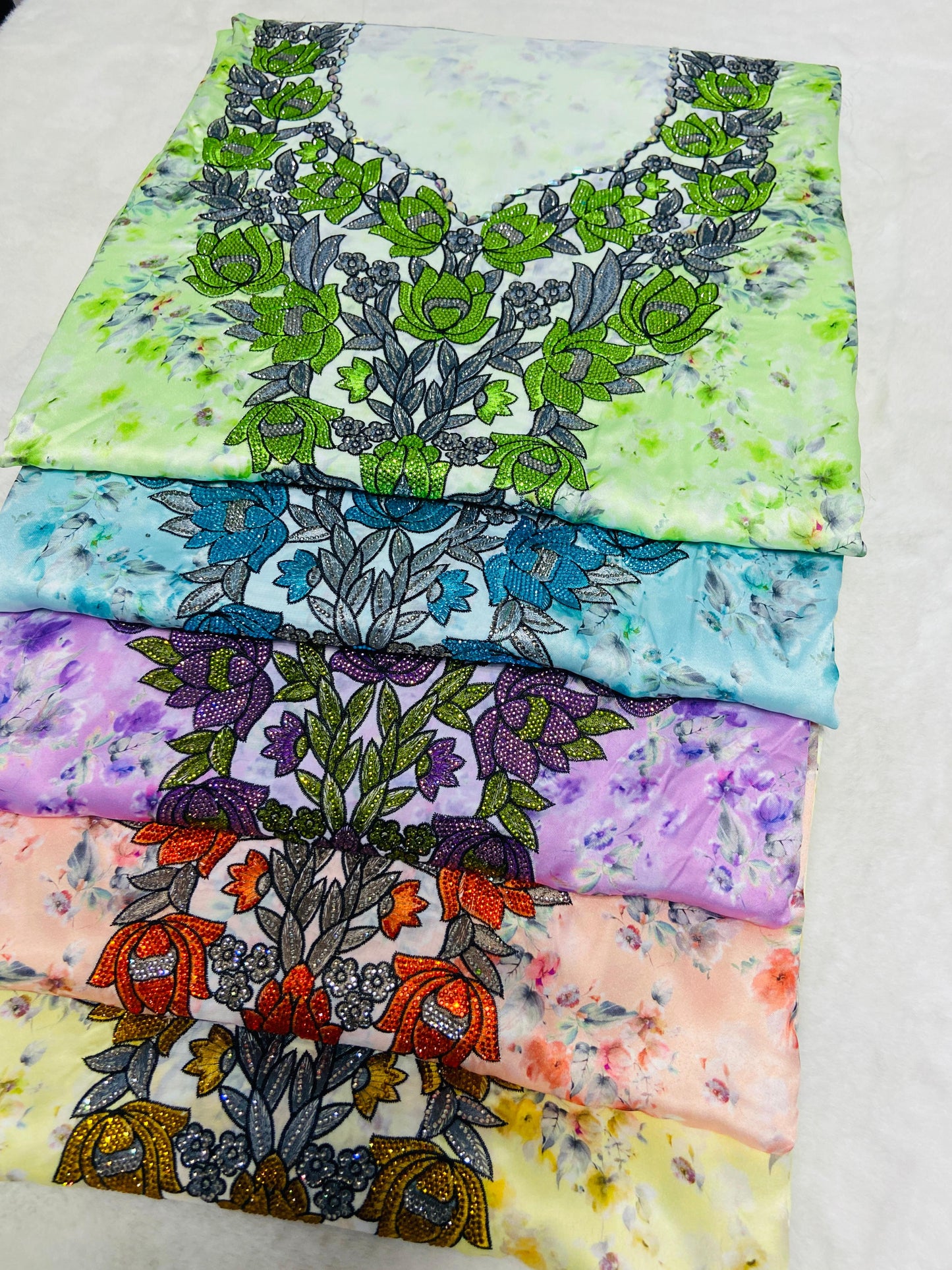 This new digital silk features an intricate design with six original scalloped bezels,
