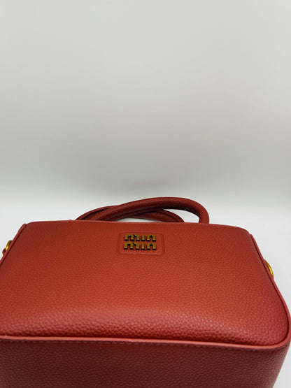 This handbag is a structured, genuine leather tote-style bag designed for modern women who value both elegance and functionality.