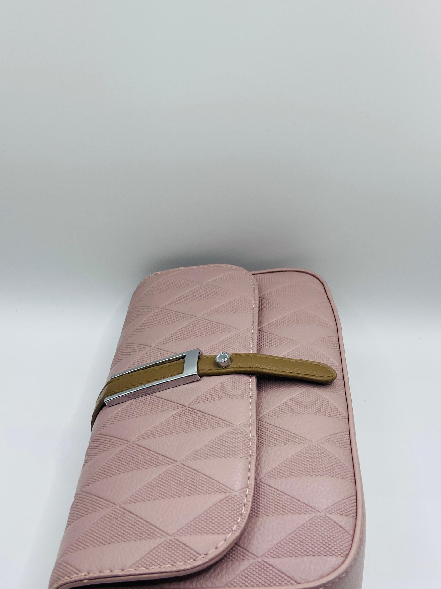 This handbag is a structured, genuine leather tote-style bag designed for modern women who value both elegance and functionality.
