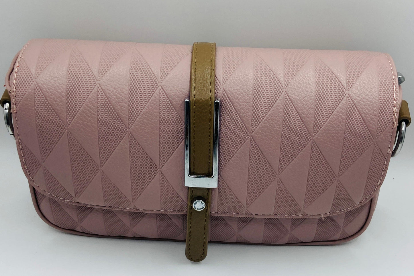 This handbag is a structured, genuine leather tote-style bag designed for modern women who value both elegance and functionality.