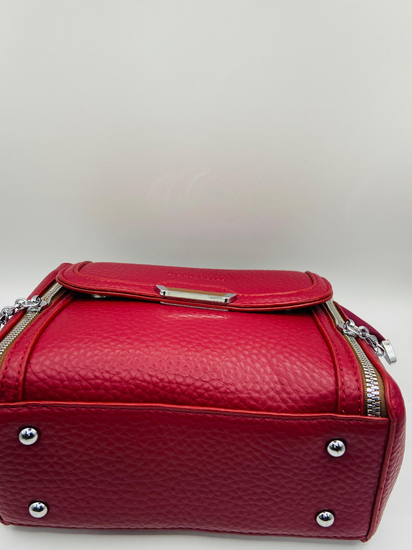 This handbag is a structured, genuine leather tote-style bag designed for modern women who value both elegance and functionality.