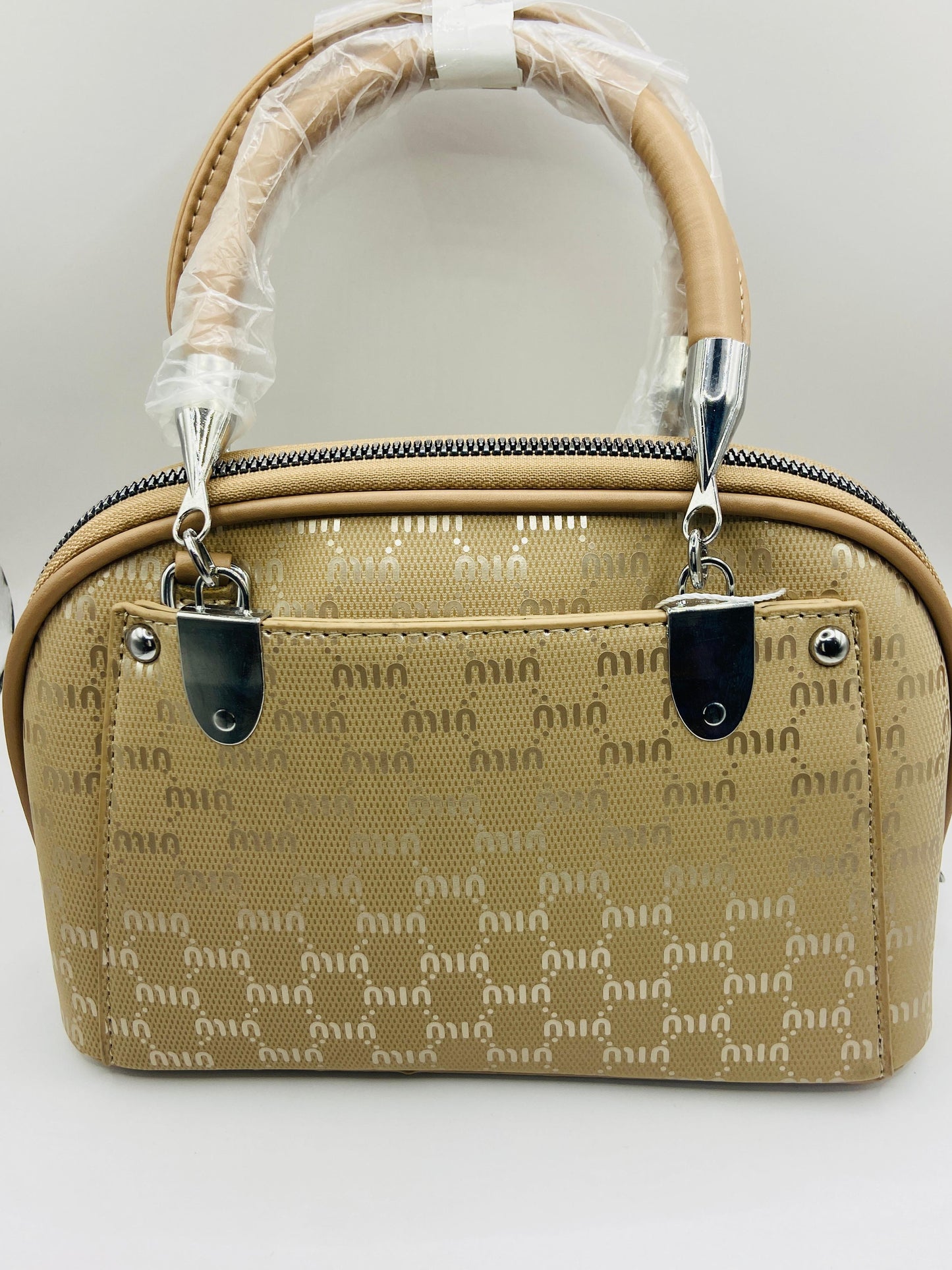 This handbag is a structured, genuine leather tote-style bag designed for modern women who value both elegance and functionality.