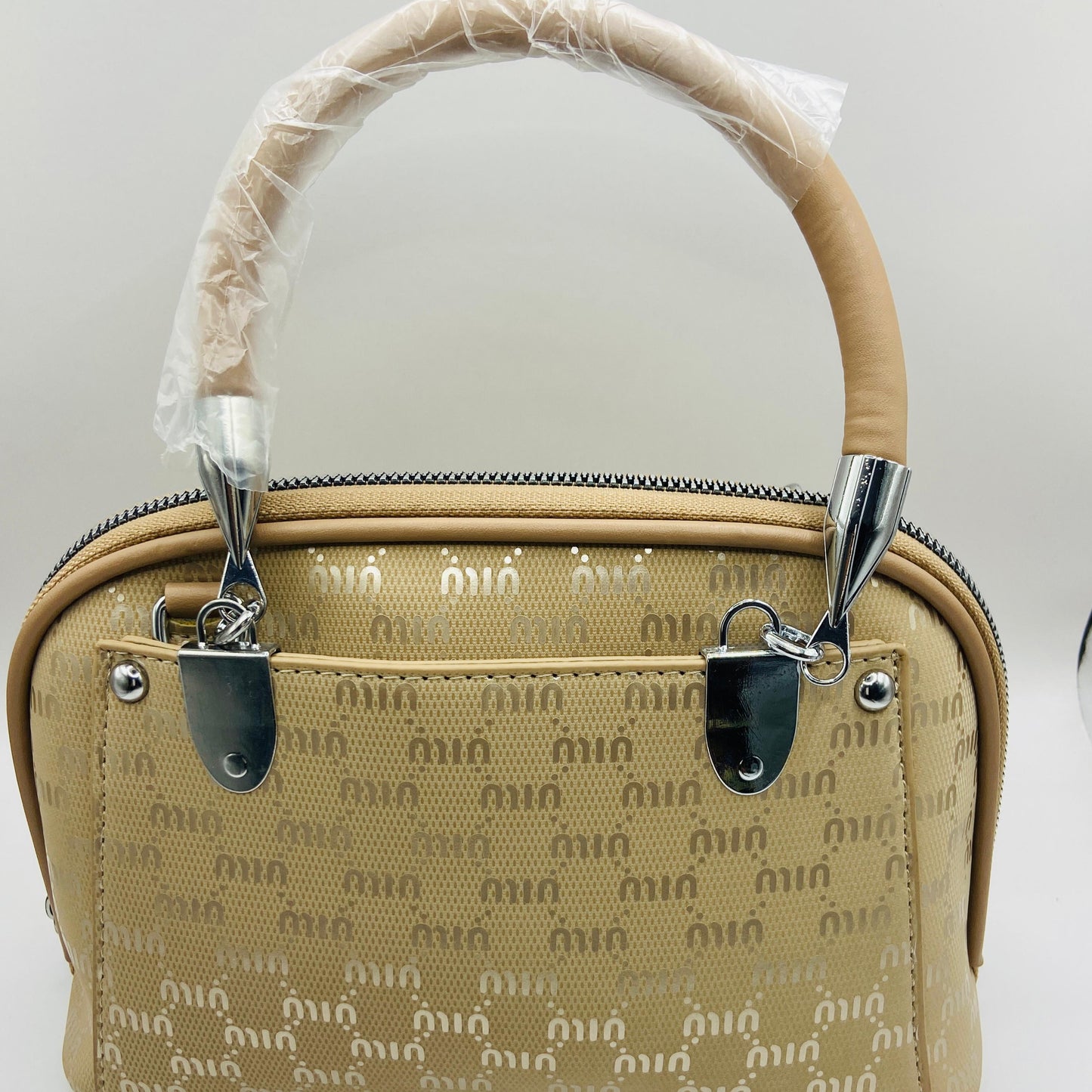 This handbag is a structured, genuine leather tote-style bag designed for modern women who value both elegance and functionality.