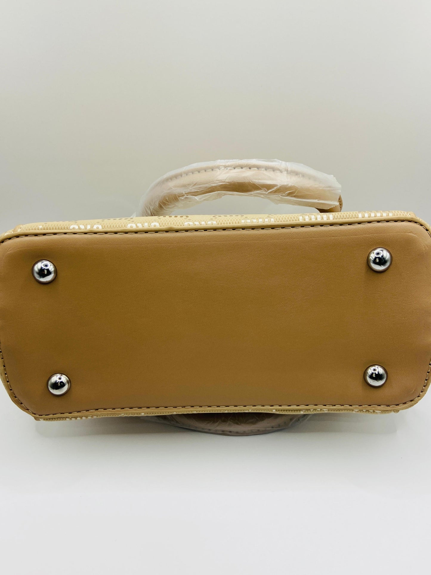 This handbag is a structured, genuine leather tote-style bag designed for modern women who value both elegance and functionality.
