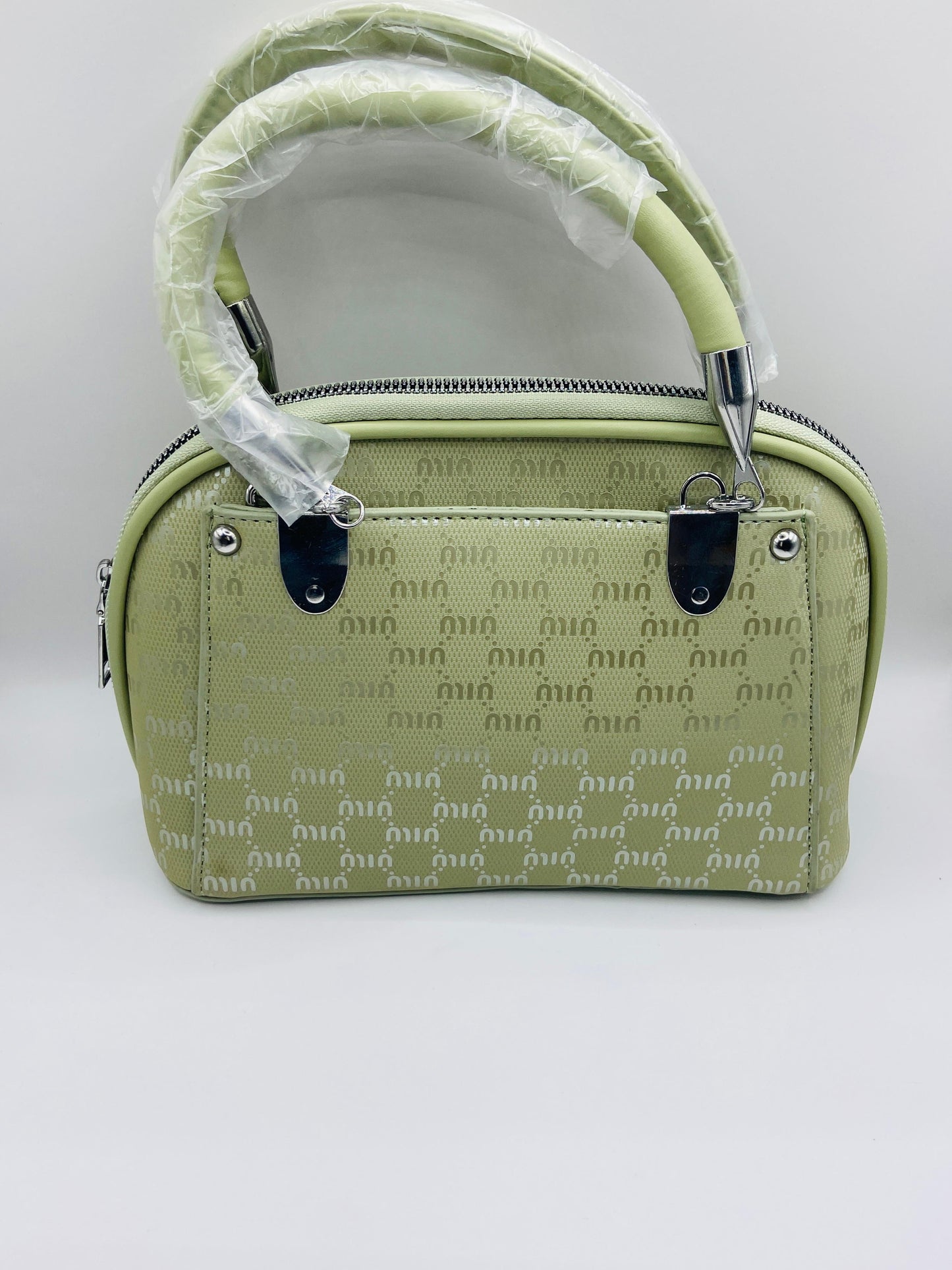 This handbag is a structured, genuine leather tote-style bag designed for modern women who value both elegance and functionality.