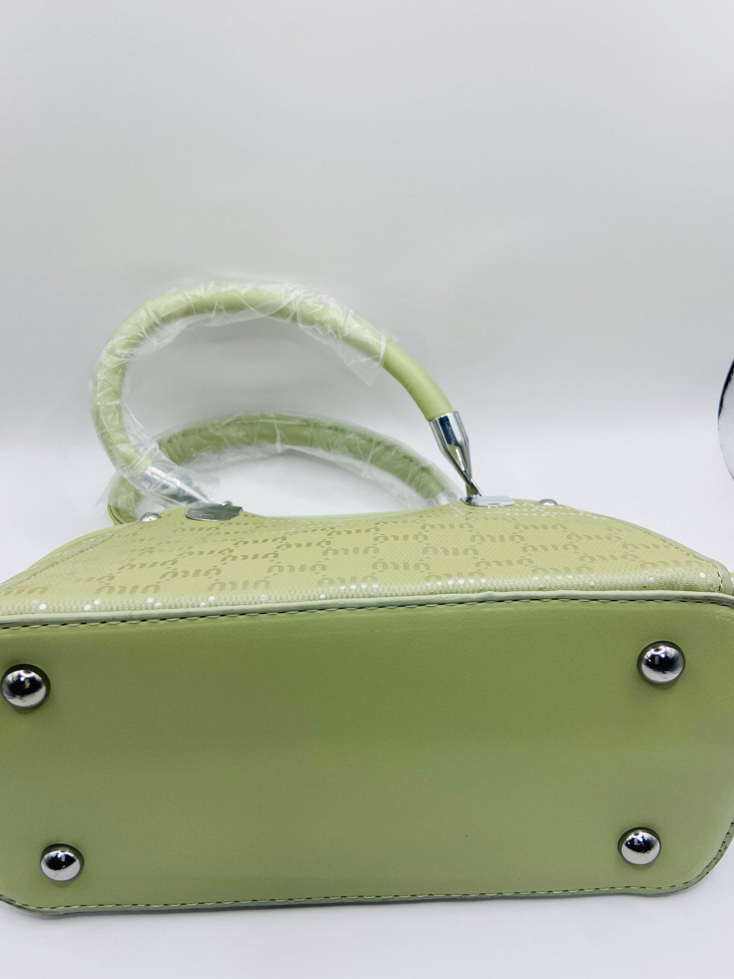 This handbag is a structured, genuine leather tote-style bag designed for modern women who value both elegance and functionality.