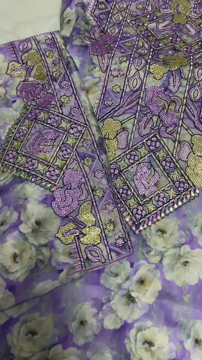 This new digital silk features an intricate design with six original scalloped bezels,