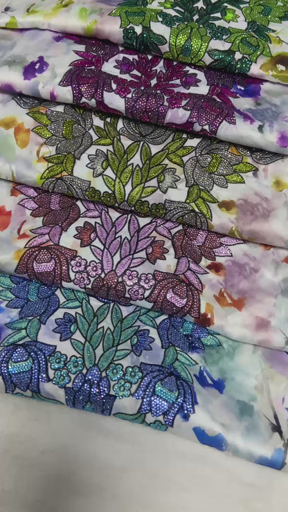 This new digital silk features an intricate design with six original scalloped bezels