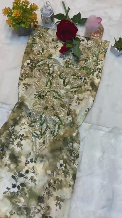 This digital silk features a new design embellished with six elegant metropolitan gems, giving it a luxurious and modern look