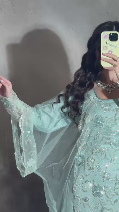 A traditional Gulf-style Khama Tur dress with a mazrai silk lining combines elegance and comfort. Suitable for formal and special occasions,