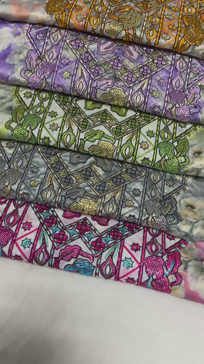 This new digital silk features an intricate design with six original scalloped bezels,