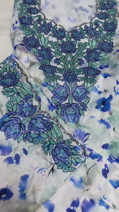 This new digital silk features an intricate design with six original scalloped bezels