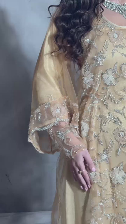 A traditional Gulf-style Khama Tur dress with a mazrai silk lining combines elegance and comfort. Suitable for formal and special occasions,