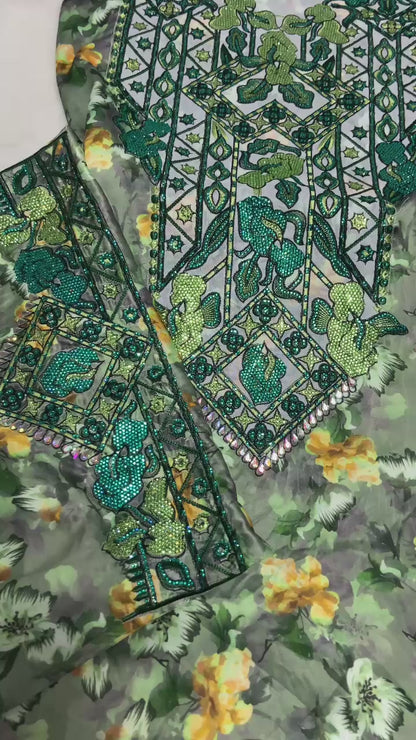 This new digital silk features an intricate design with six original scalloped bezels
