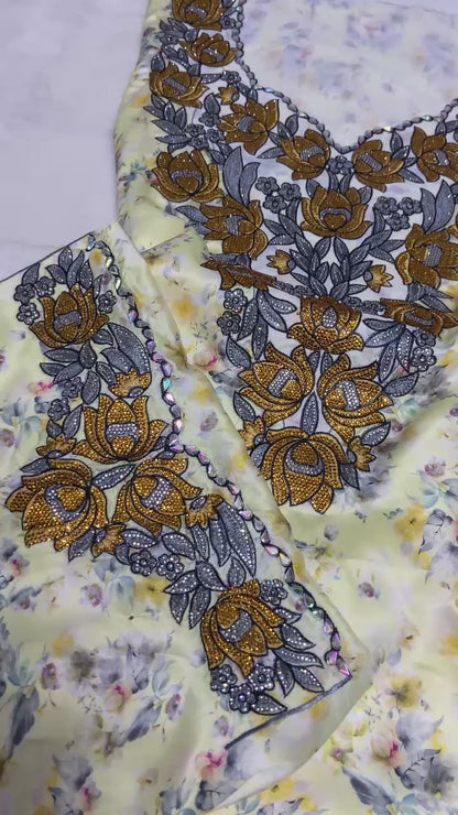 This new digital silk features an intricate design with six original scalloped bezels,