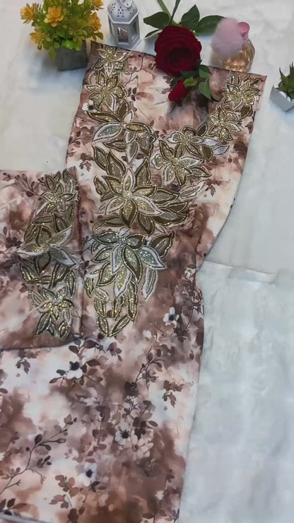 This digital silk features a new design embellished with six elegant metropolitan gems, giving it a luxurious and modern look